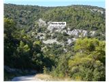 pogled na Titovo Špiljo, dostopna po pešpoti 10 min od ceste (planinske oznake)