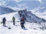 koča Adlersruhe ali Erzherzog-Johann-Hutte(3454m). 