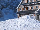 Frenk je bil priden, skidal je pred kočo in pozneje še vhod v kapelico Marije Snežne